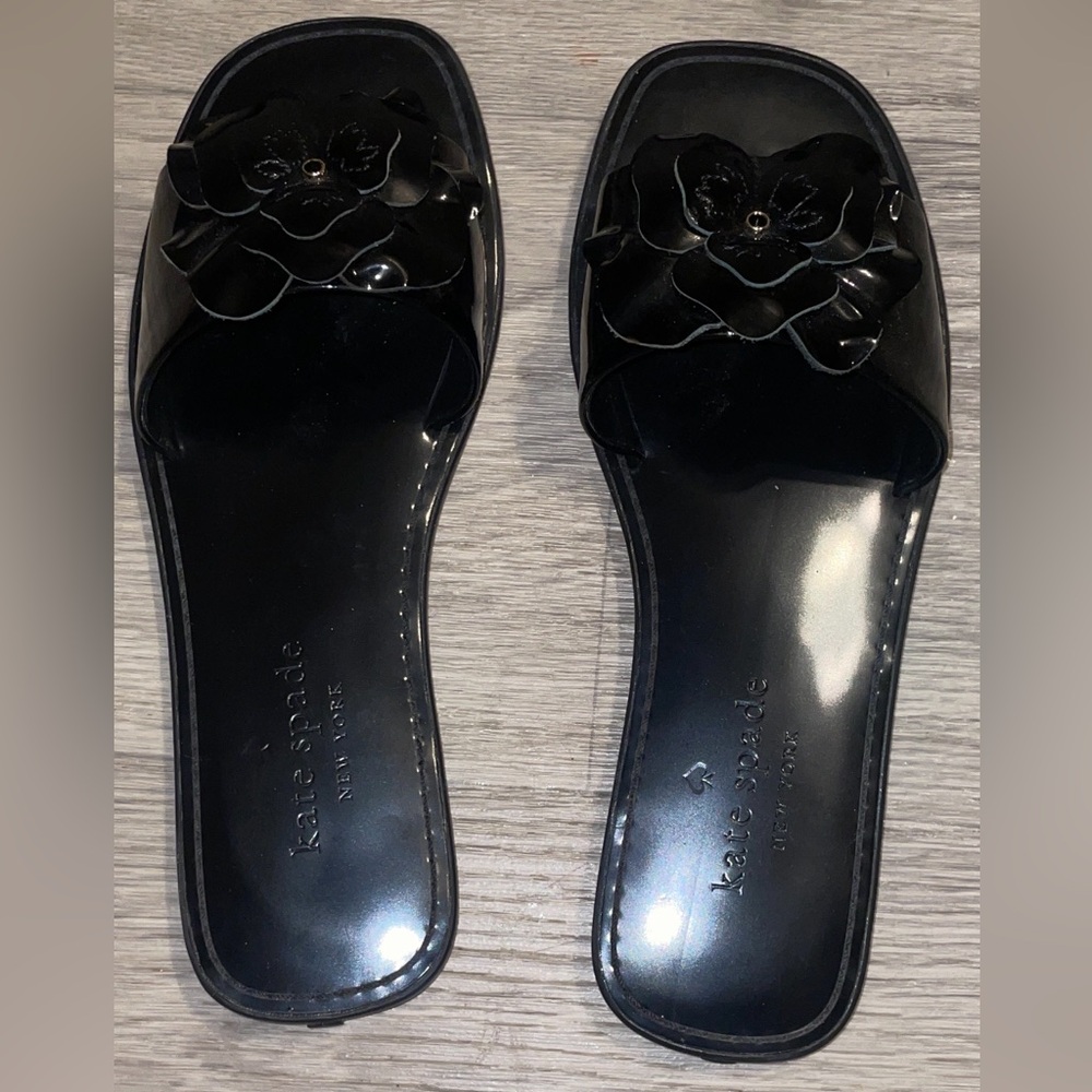 Kate Spade Glossy Black Floral Sandals 🫏